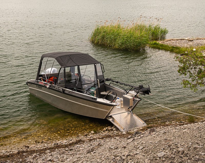 Esteetön pääsy veneeseen hydraulisen rampin avulla