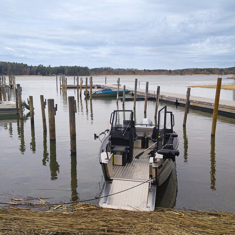 Faster-vene ramppi avoinna satamassa