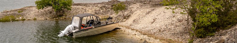 Vene rantautuneena saariston kalliolla