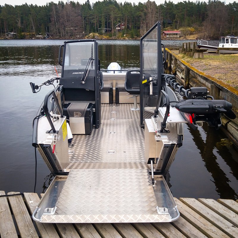 Faster 545 SCA -vene ramppi avoinna laiturissa